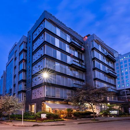Hotel 100 Luxury Suites By Preferred Bogotá Exterior foto The hotel at night