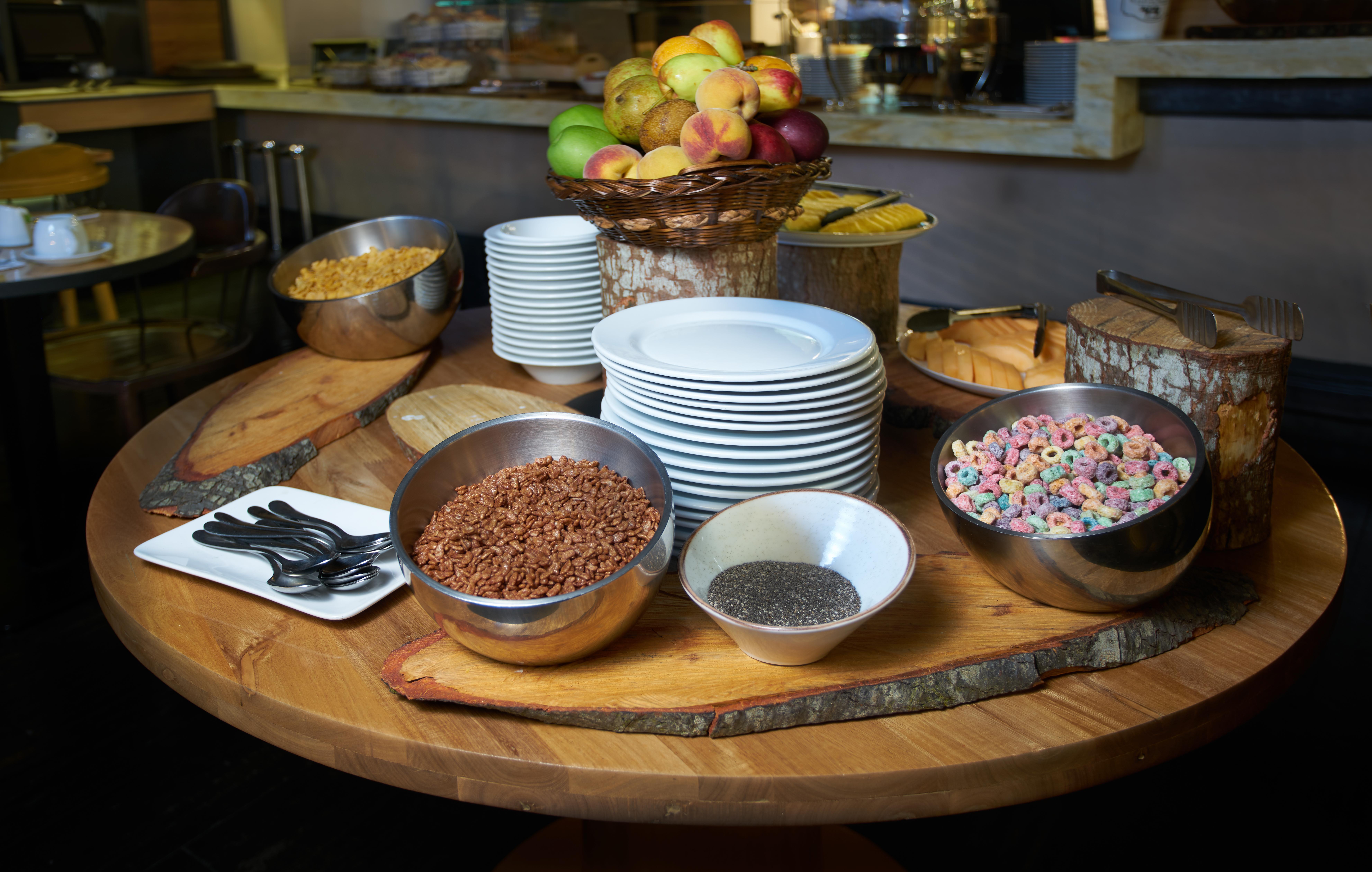 Hotel 100 Luxury Suites By Preferred Bogotá Exterior foto A breakfast buffet at a hotel