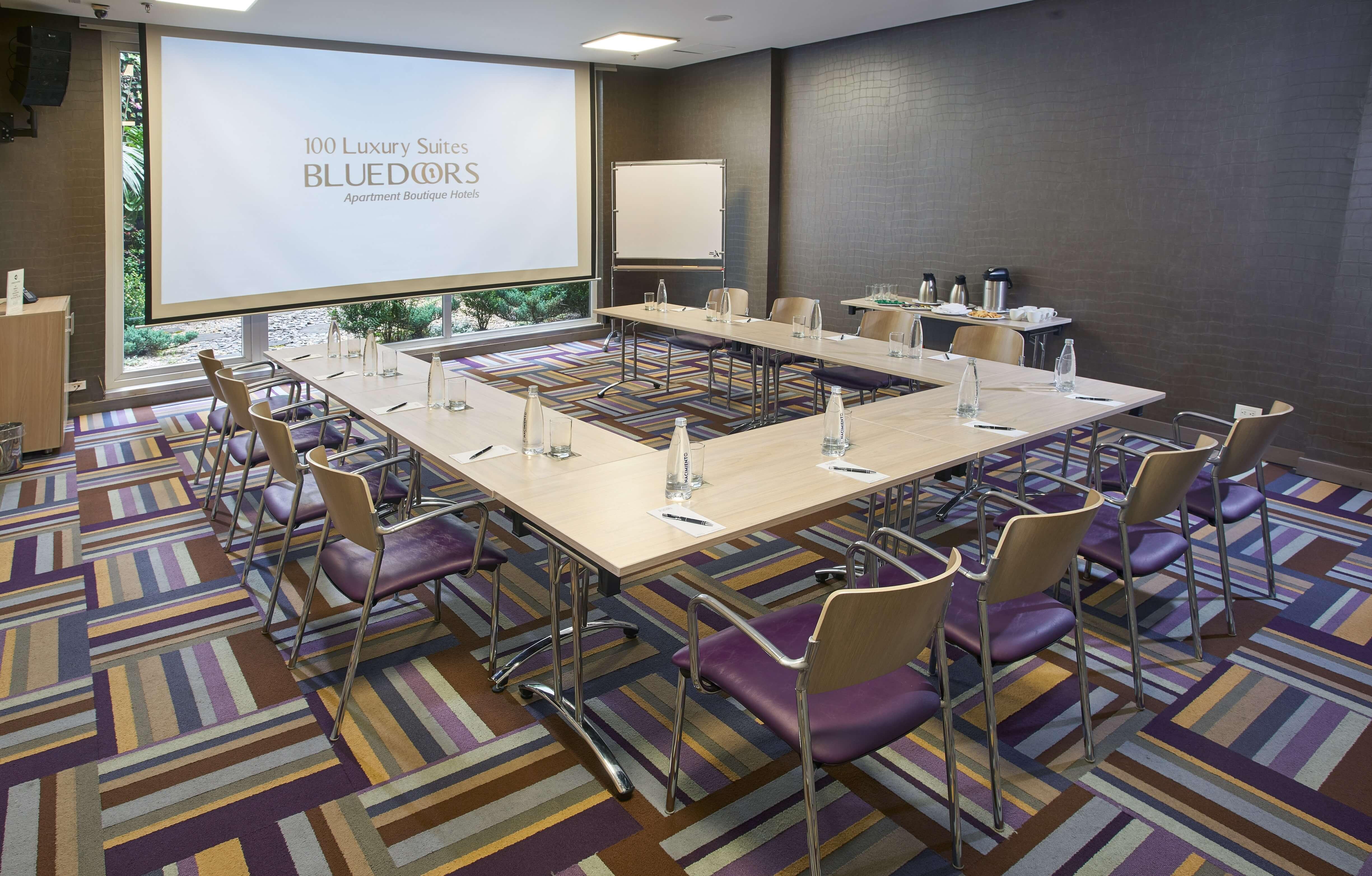 Hotel 100 Luxury Suites By Preferred Bogotá Exterior foto Meeting room
