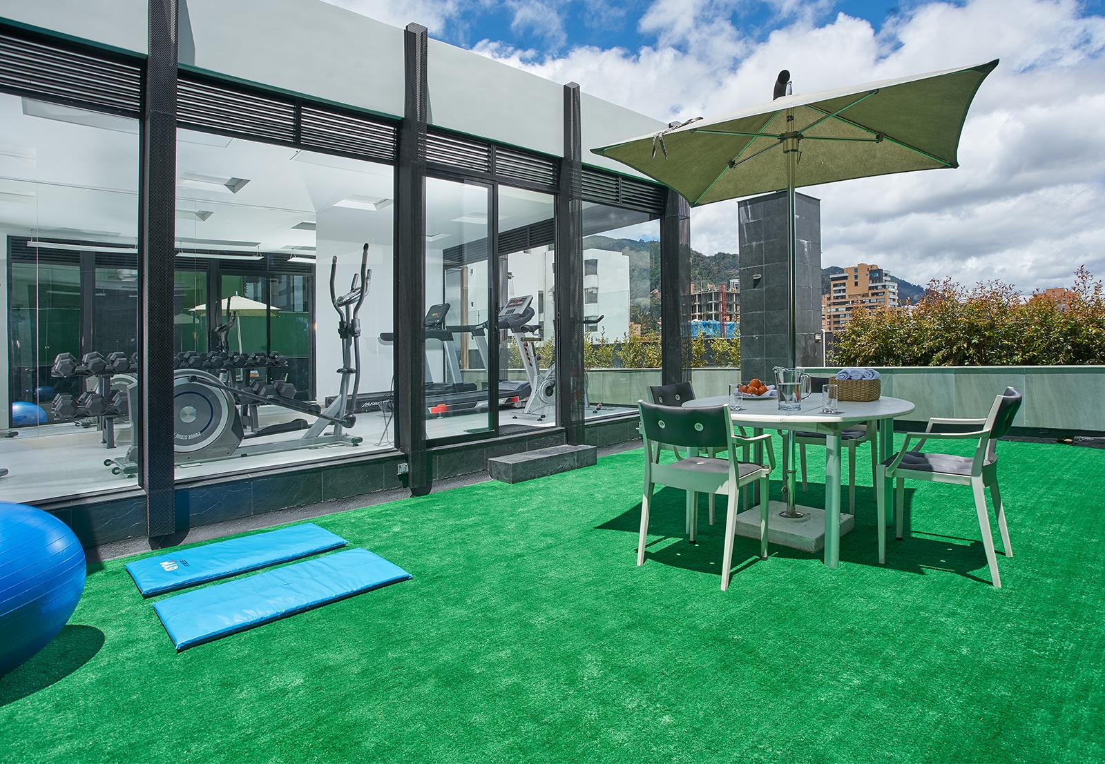 Hotel 100 Luxury Suites By Preferred Bogotá Exterior foto Rooftop gym