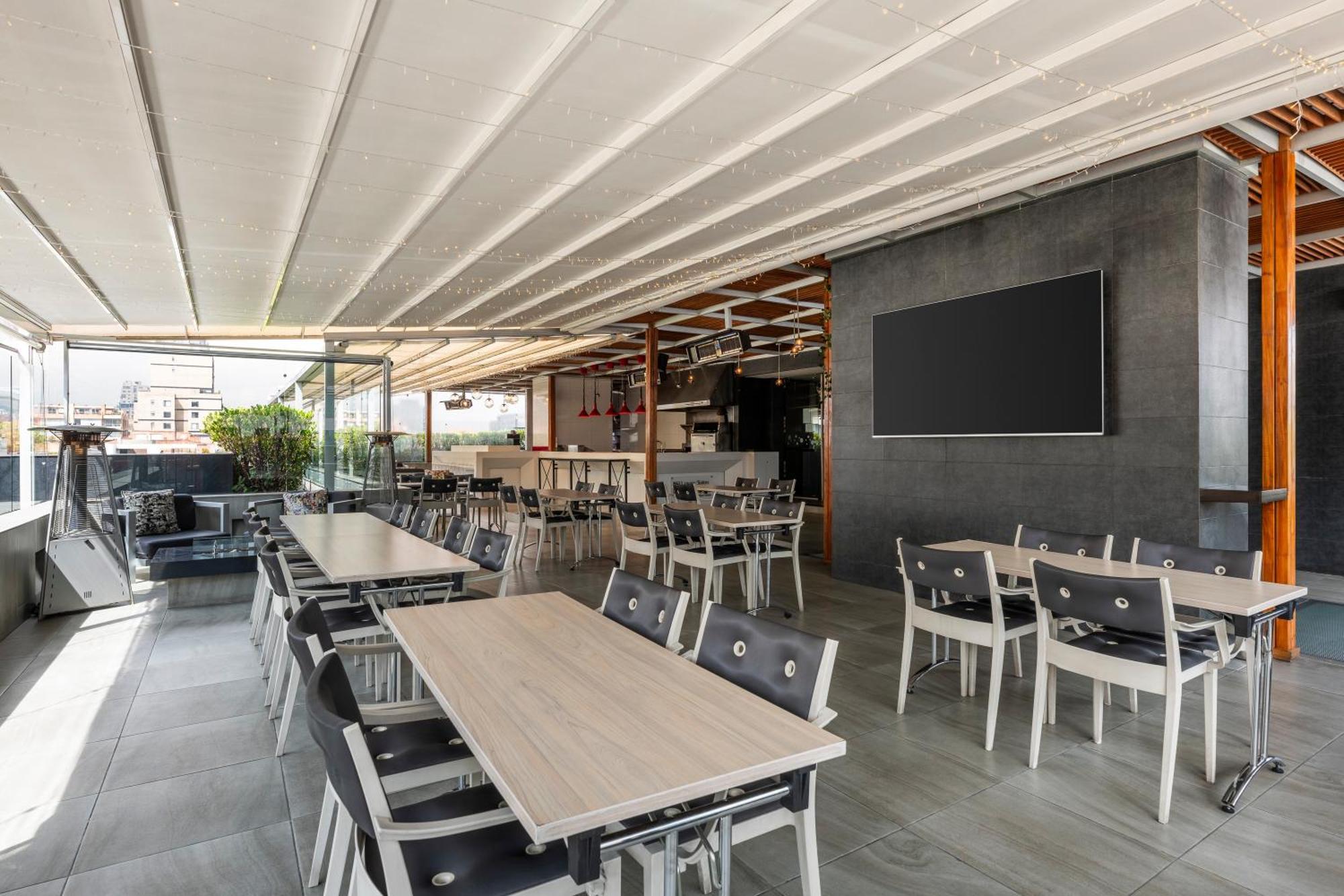 Hotel 100 Luxury Suites By Preferred Bogotá Exterior foto The restaurant