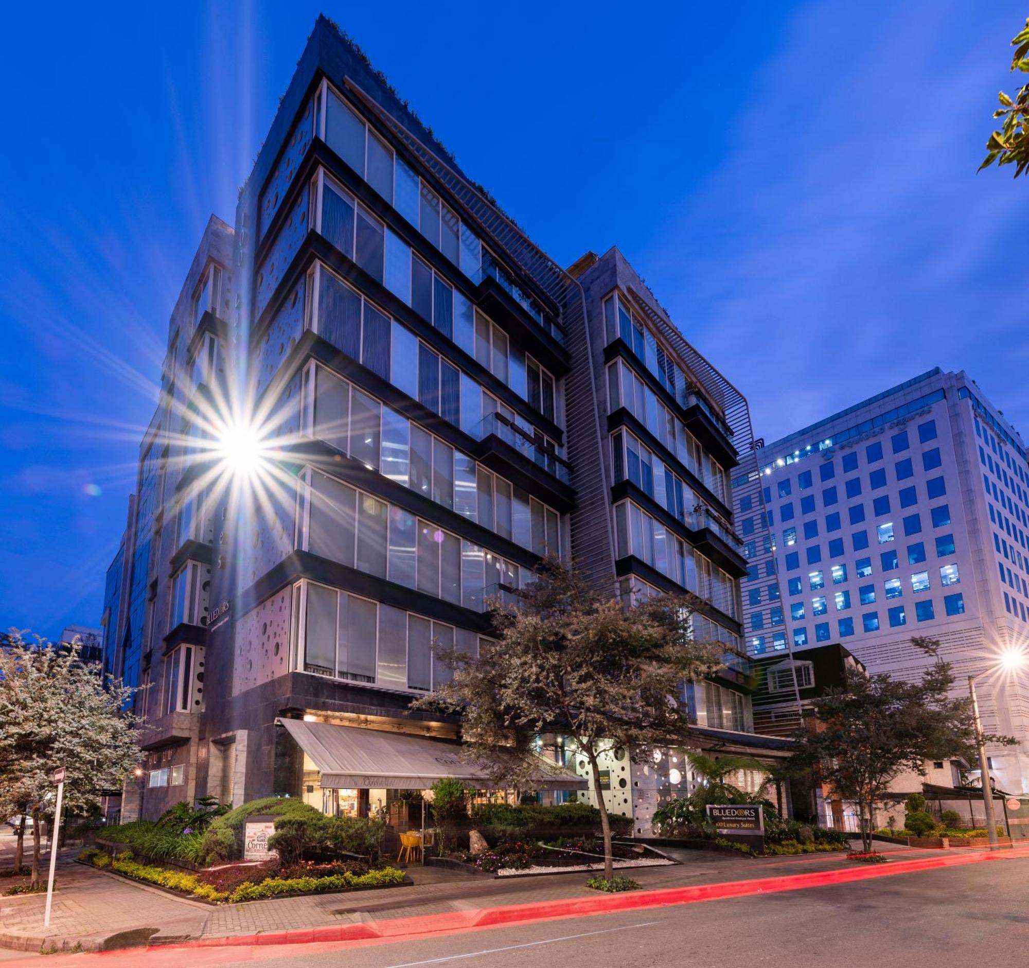 Hotel 100 Luxury Suites By Preferred Bogotá Exterior foto The building at night