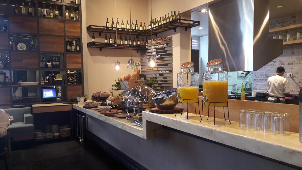 Hotel 100 Luxury Suites By Preferred Bogotá Exterior foto The bar at the restaurant