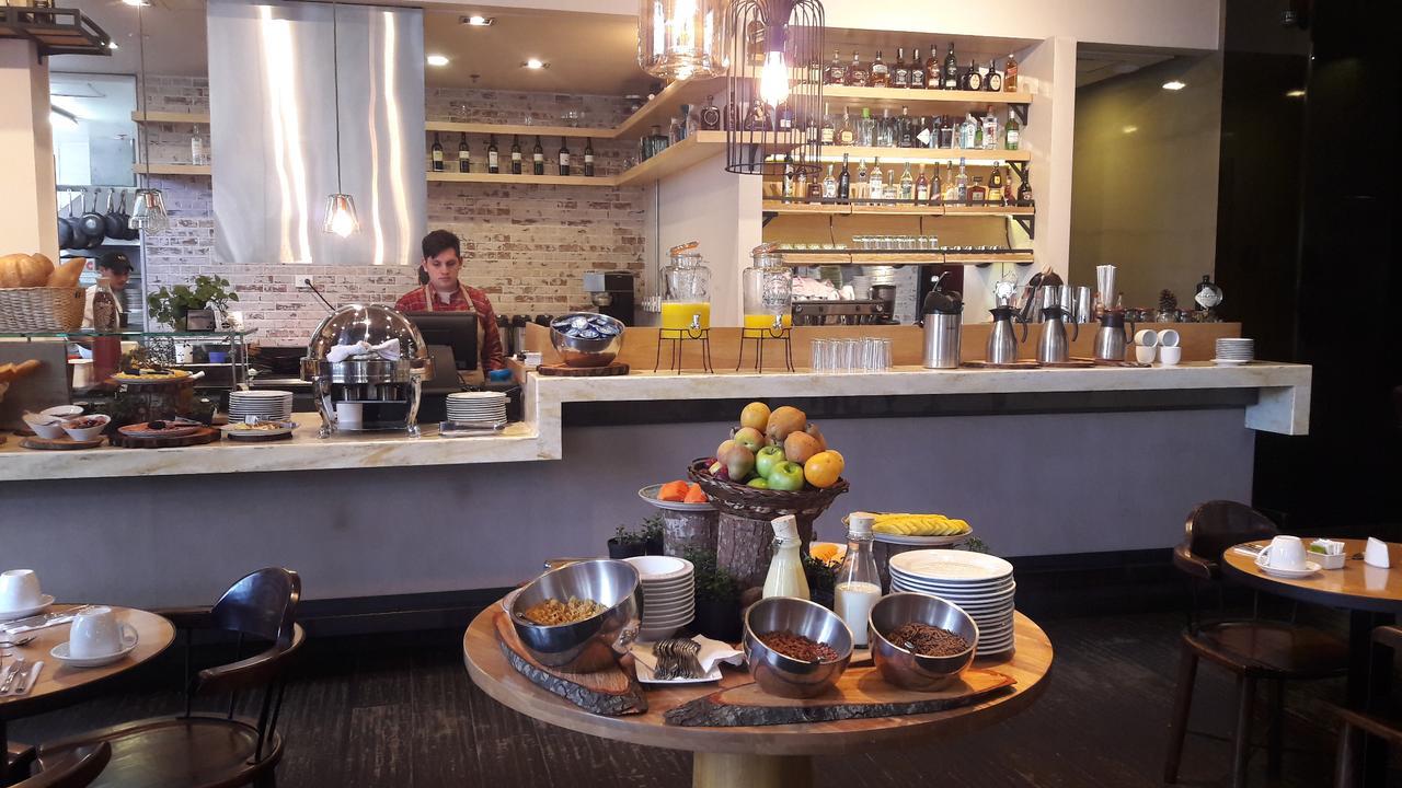 Hotel 100 Luxury Suites By Preferred Bogotá Exterior foto The bar at the restaurant